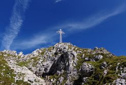 Zakopane. Tęczowa flaga na krzyżu na Giewoncie. Wierni przepraszali podczas modlitwy