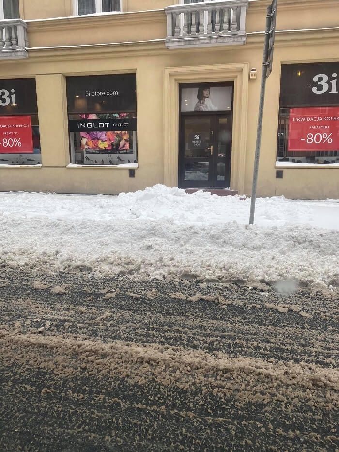 Nieodśnieżone miejsca parkingowe na ul. Chopina | fot. czytelniczka Ania