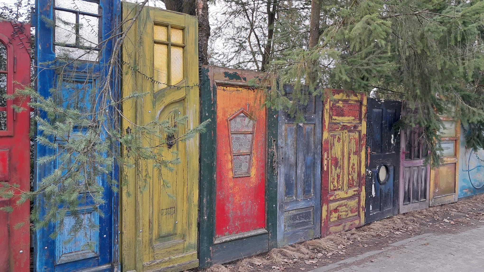 Każde drzwi to czyjaś historia...