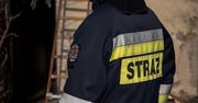 Strzelno: Gasili pożar domu, gdy do "akcji ratunkowej" wkroczył 19-latek. Chciał wyręczyć słabych strażaków, zwyzywał patrol policji