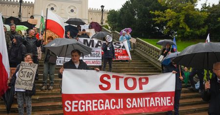 "Chcemy walczyć z segregacją sanitarną". Nowy ruch przeciwników szczepień