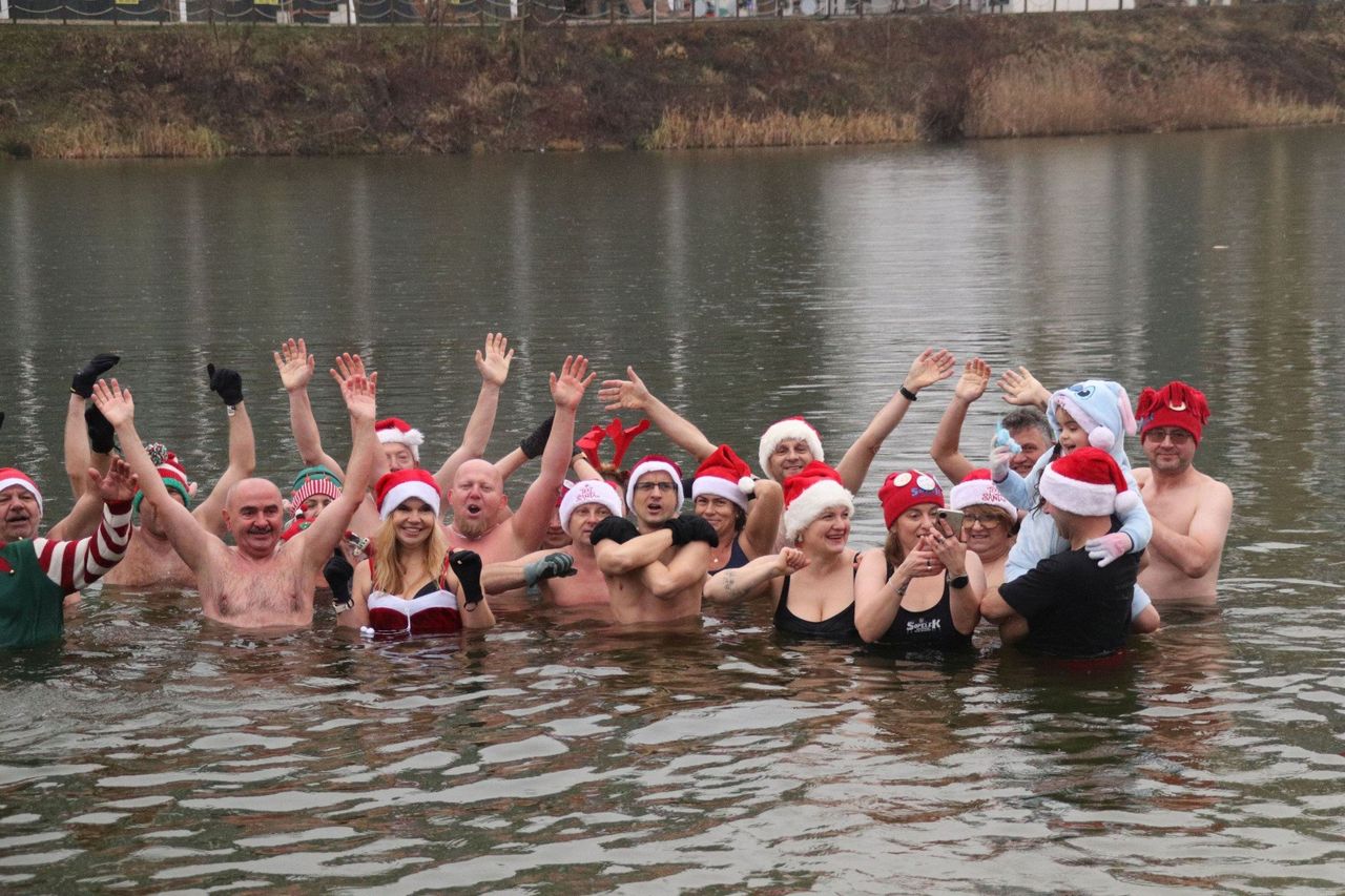 Rzeszów: Morsy z RKM "Sopelek" licytowały fanty na rzecz Podkarpackiego Hospicjum dla Dzieci i morsowały na Żwirowni