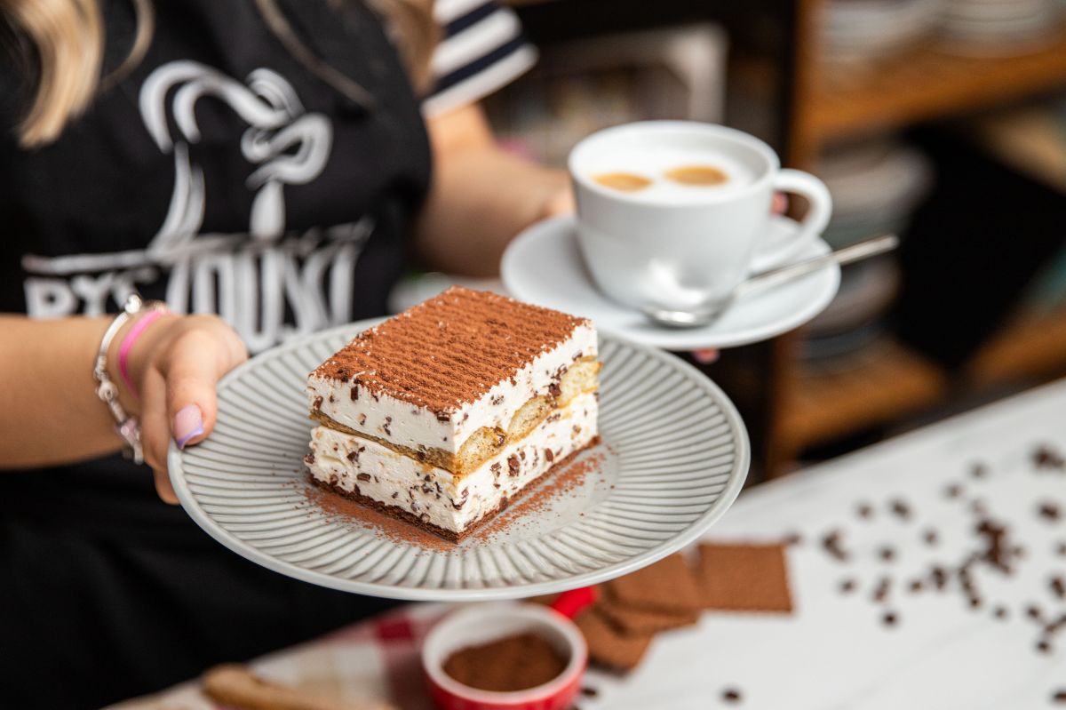 Ciasto cappuccino bez pieczenia sprawi, że każde spotkanie na pewno będzie udane