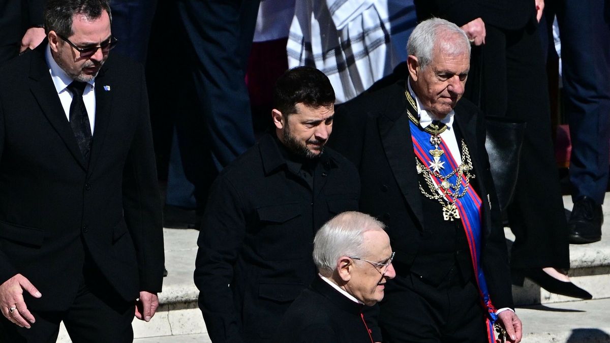 Pogrzeb papie?a Franciszka
TOPSHOT - Ukraine's President Volodymyr Zelensky arrives ahead of the late Pope Francis' funeral ceremony at St Peter's Square at The Vatican on April 26, 2025. (Photo by Tiziana FABI / AFP)
TIZIANA FABI
