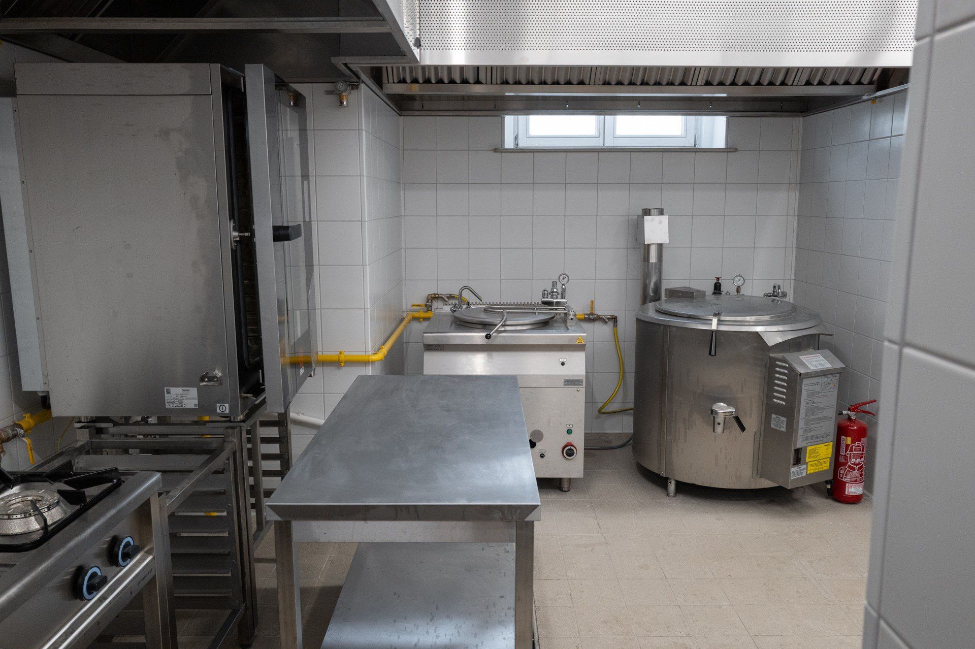 Obecnie bar jest już gotowy i w pełni wyposażony (na zdjęciu kuchnia), ale by mógł zostać otwarty, konieczne są jeszcze niezbędne zezwolenia.