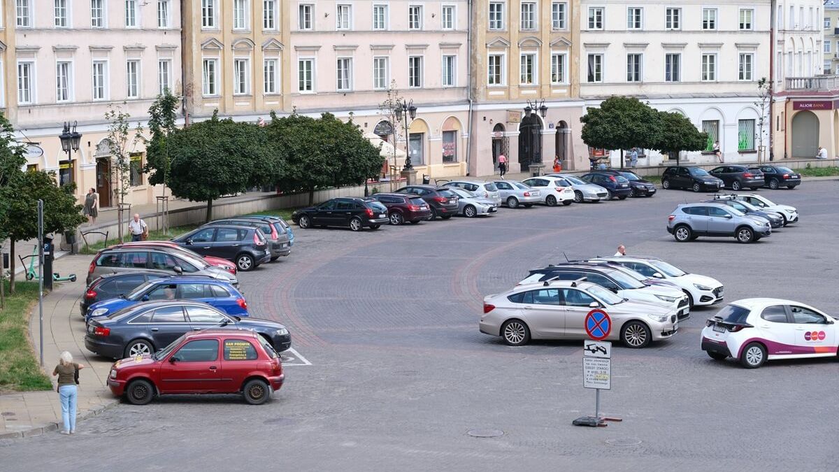 Samochody zaparkowane na Placu Zamkowym