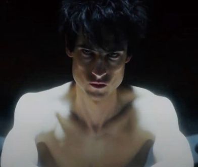 Stał nago przed kamerami. Jego ciało miało nie przypominać ludzkiego. Aktorzy dzielą się kulisami "Sandmana"