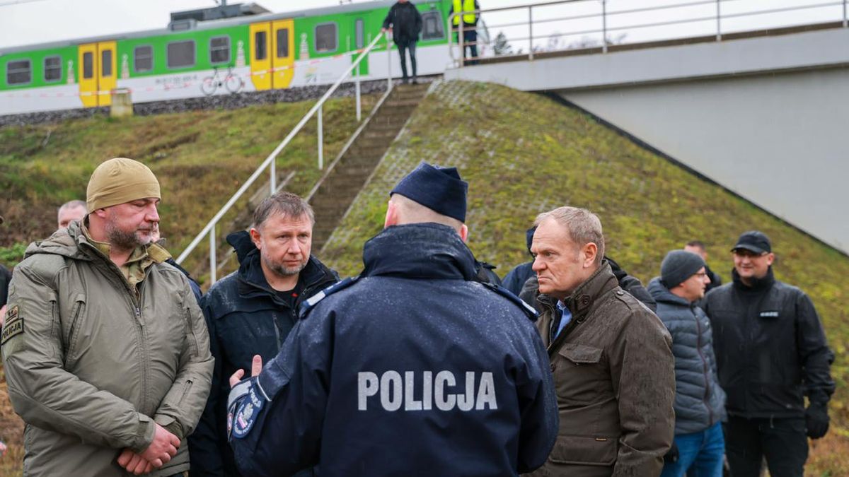 WARSAW, POLAND - NOVEMBER 17: (----EDITORIAL USE ONLY - MANDATORY CREDIT - THE CHANCELLERY OF THE PRIME MINISTER OF POLAND (KPRM) /X ACCOUNT/ HANDOUT' - NO MARKETING NO ADVERTISING CAMPAIGNS - DISTRIBUTED AS A SERVICE TO CLIENTS----) Poland Prime Minister Donald Tusk and Polish Interior Minister Marcin Kierwinski inspect the damaged railway tracks on the Warsaw-Lublin route in Poland on November 17, 2025. Damage caused overnight on the intercity Warsaw-Lublin rail line near the village of Mika was an act of sabotage, Polish Prime Minister Donald Tusk posted on US social media company X on Monday. (Photo by KPRM/XAccount/Anadolu via Getty Images)