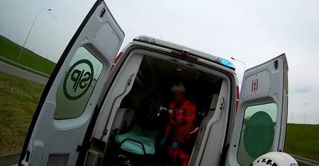 Chcieli mu pomoc, zostali napadnięci. Napastnik chwycił gaśnicę