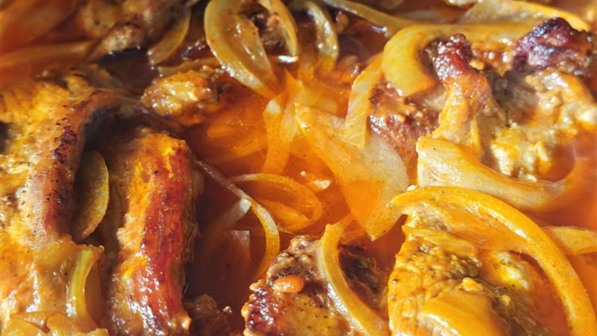 Karkówka w pomidorowym sosie z cebulą