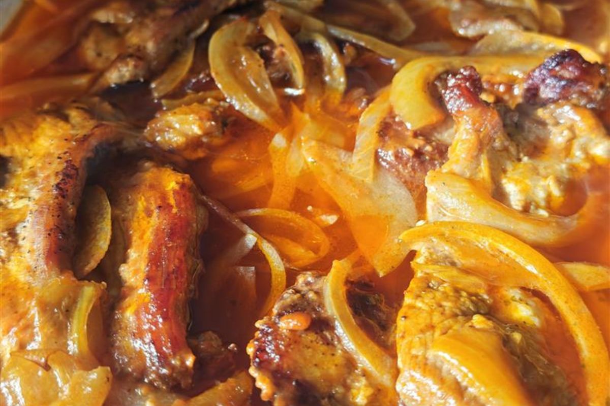 Karkówka w pomidorowym sosie z cebulą