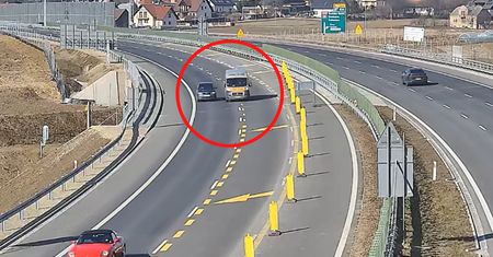 "Dziwne przypadki" audi A2 na S52. Pokazali nagrania
