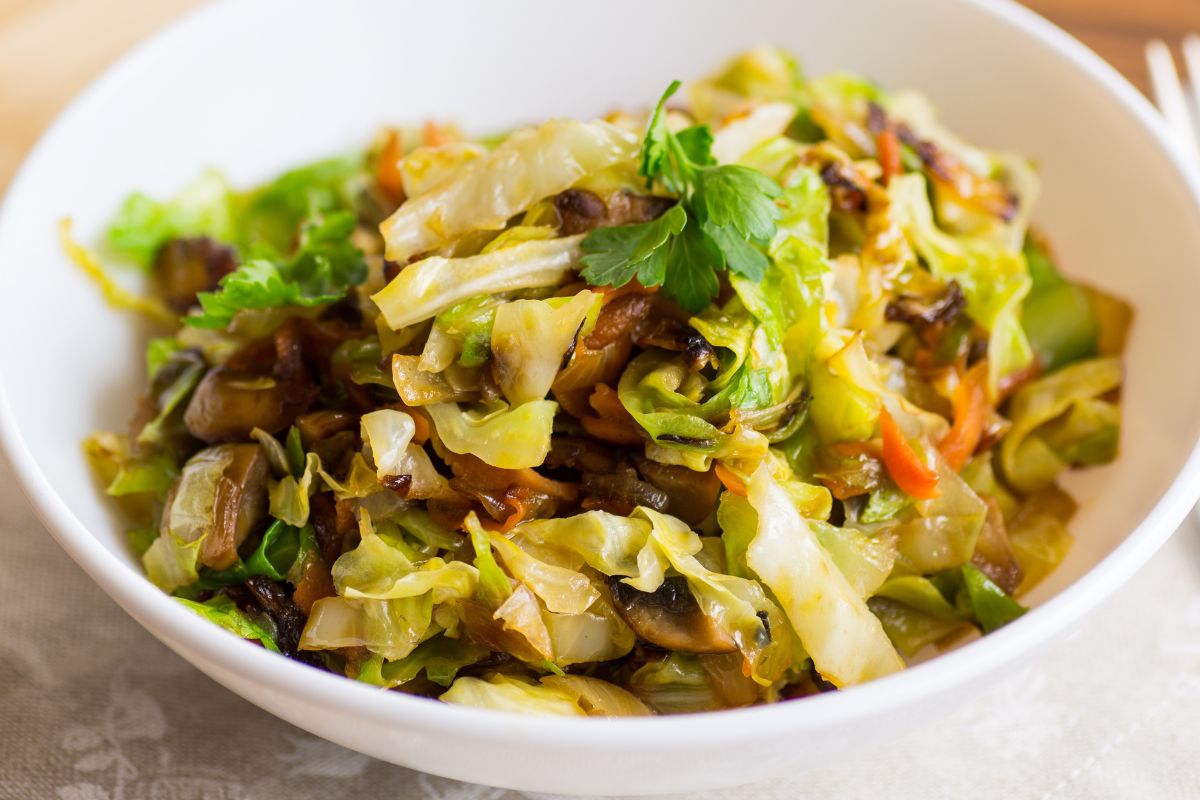 Mąka i śmietana ją psują. Inny dodatek lepiej zagęści młodą kapustę i podbije jej smak