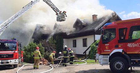 Potężny pożar w Strzebowiskach. Pensjonat stanął w ogniu