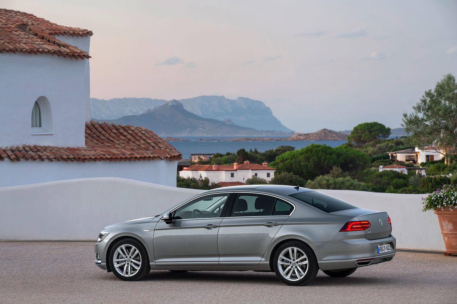 Nowy Volkswagen Passat przedstawiony w obszernej galerii zdjęć i ilustracji 12