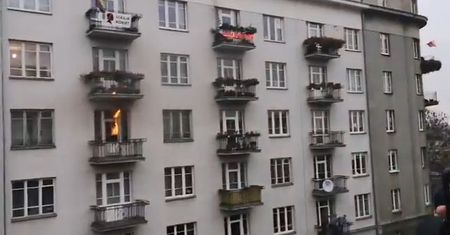 Celowali w "kolorową szmatę". Jest akt oskarżenia