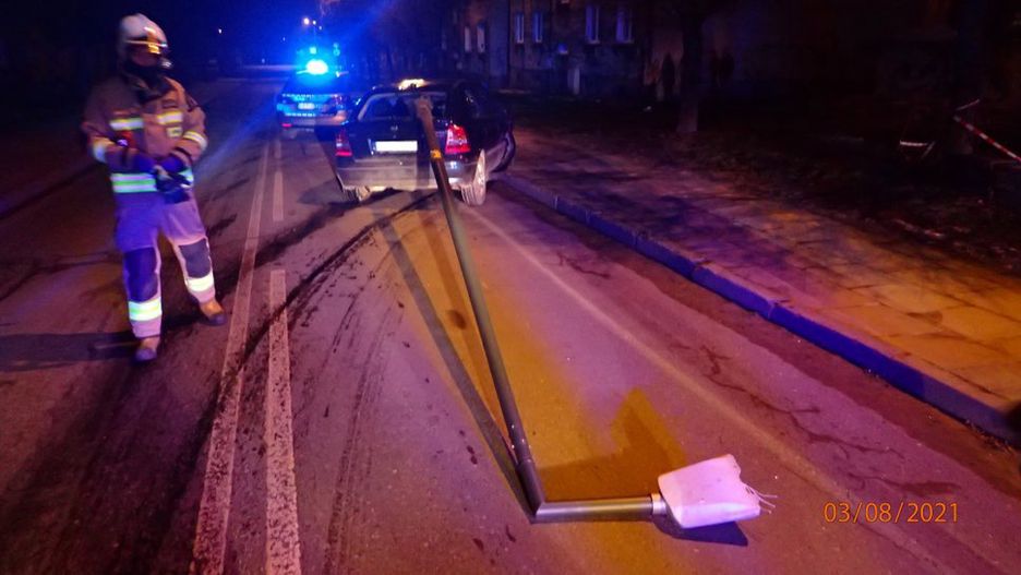Rybnik. Pijany 36-latek ściął latarnię uliczną.
