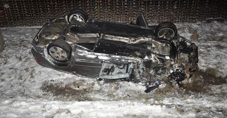Audi dachowało po zderzeniu z ciężarówką. Jest kompletnie zmiażdżone