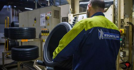 Duże zwolnienia we Francji. Premier reaguje na decyzję Auchan i Michelin