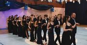 Daleszyce: Wspaniały bal ósmoklasisty. Uczniowie zachwycili polonezem