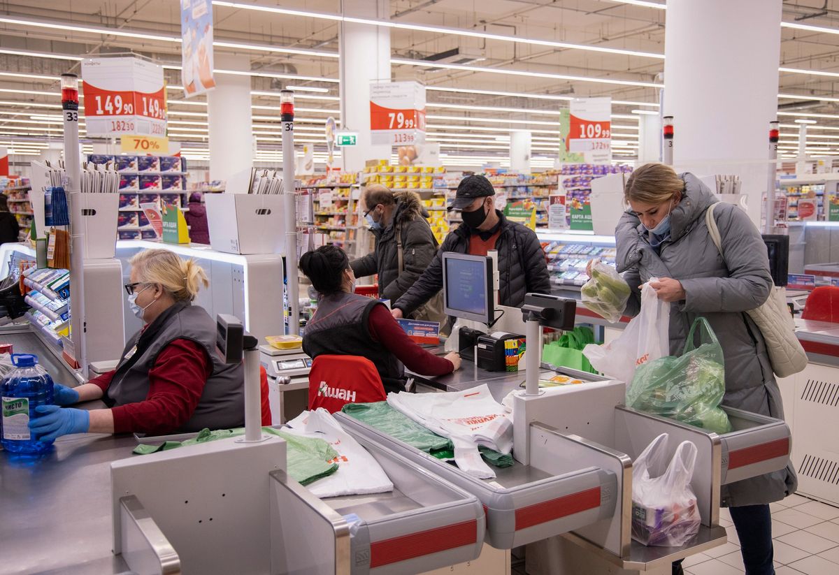 Zakupy w jednym ze sklepów Auchan w Moskwie 