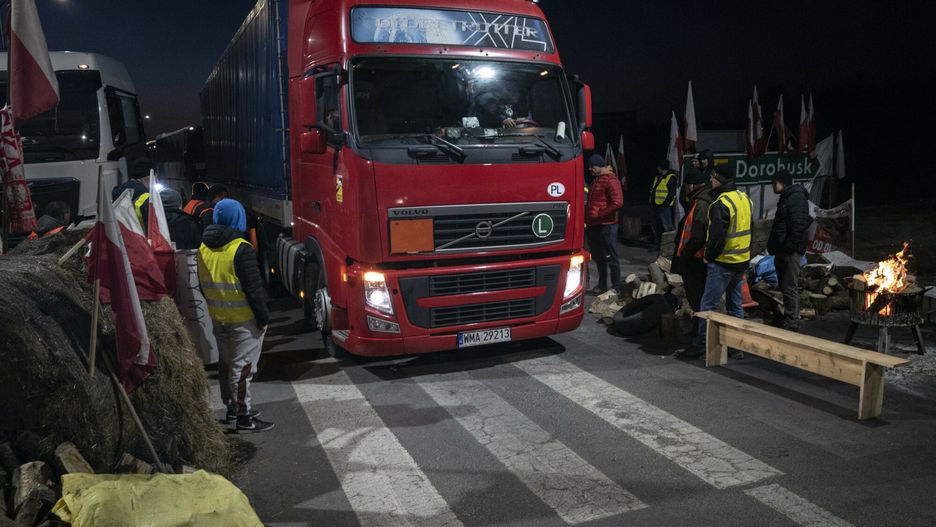 Rolnicza blokada granicy polsko-ukraińskiej w Dorohusku w ramach strajku generalnego rolników. Rolnicy przepuszczają bez kolejki transporty wojskowe i humanitarne. Autobusy rejsowe puszczane są co pół godziny, TIR-y co godzinę