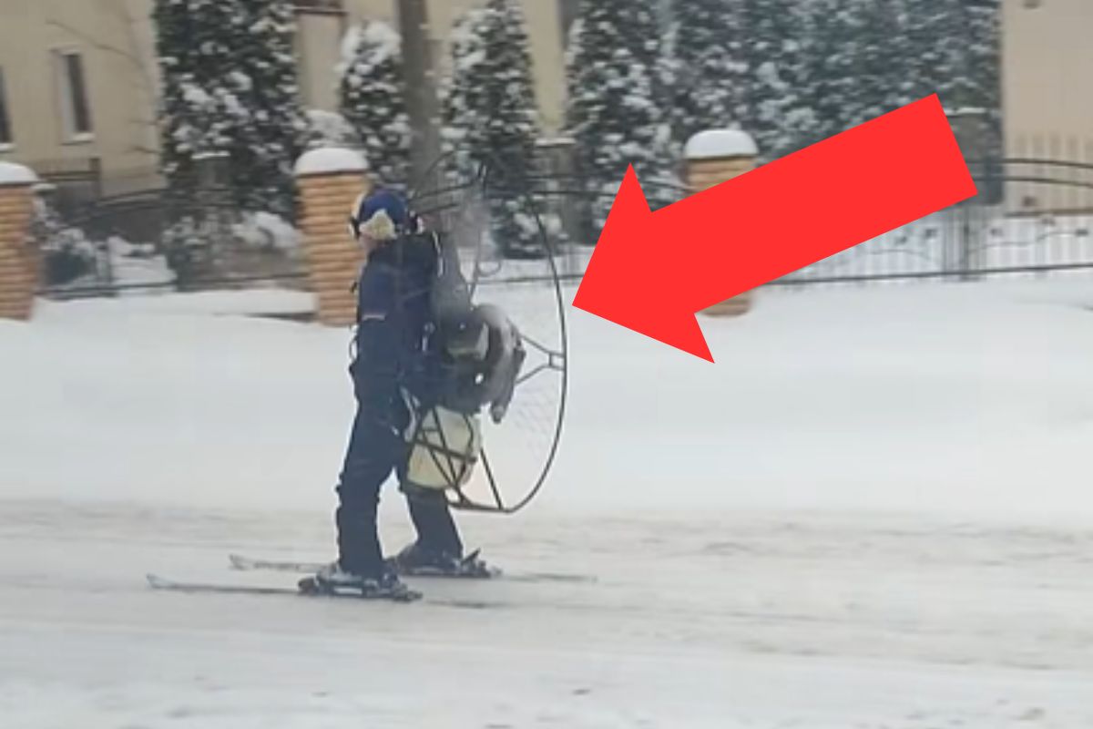 Jechał ulicą na nartach z silnikiem na plecach. Policja zabrała głos