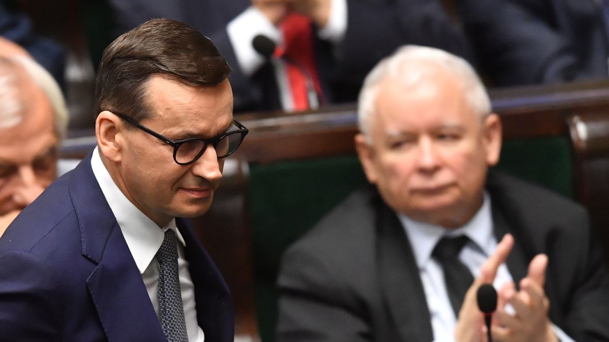 Mateusz Morawiecki, Jaros�aw Kaczy�ski
Warszawa, 22.07.2022. Premier Mateusz Morawiecki (L) i prezes PiS Jaros�aw Kaczy�ski (P) na sali obrad Sejmu w Warszawie w trzecim dniu posiedzenia, 22 bm. Sejm zajmuje si� m.in. rz�dowym projektem ustawy o dodatku w�glowym. (jm) PAP/Radek Pietruszka
Radek Pietruszka
9  9., IX, kadencja, kadencji, plenarna, polityk polityka, posiedzenie, sejm, sejmu, dodatek w�glowy, ustawa