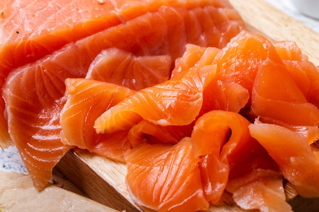 Gravlax - delikatny łosoś marynowany w koperku