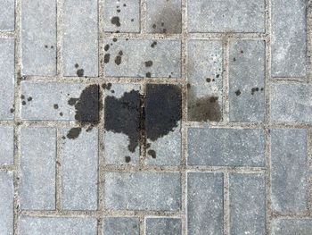 Wylej na kostkę, zanim będzie za późno. Zacieki znikną