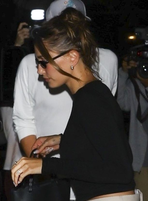 Hailey Bieber wraca z kolacji