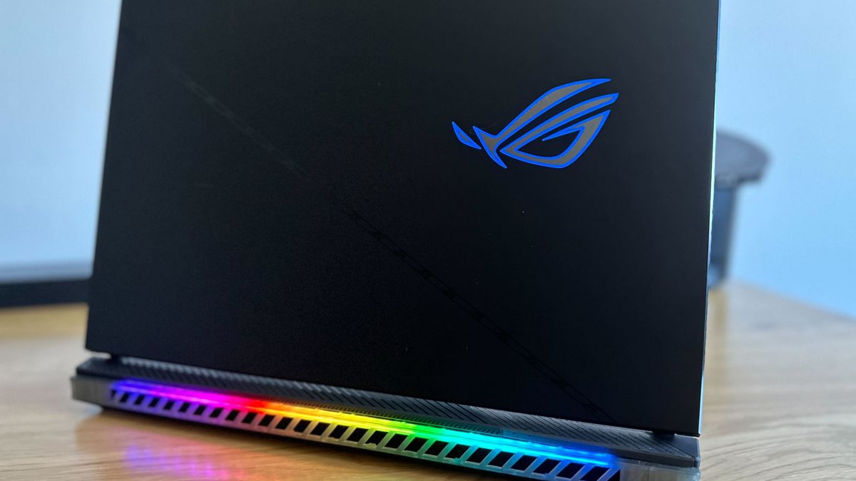 ASUS ROG Strix SCAR 18 - oświetlenie tylnego panelu