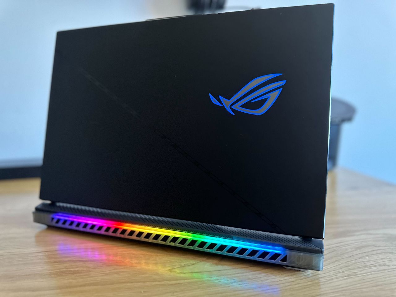 ASUS ROG Strix SCAR 18 - oświetlenie tylnego panelu