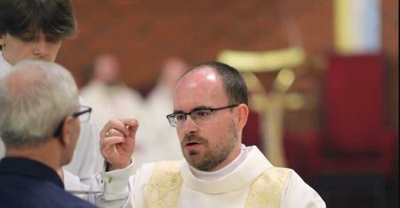 Żonaci katolicy w sutannach mogą rozdzielać komunię. I to w Polsce