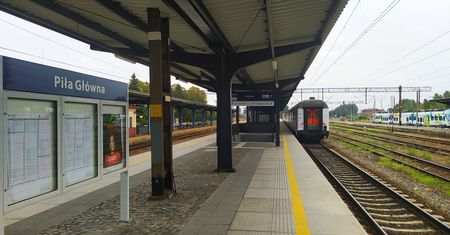 Ruch kolejowy na linii Piła - Poznań wstrzymany. Awaria urządzeń sterujących