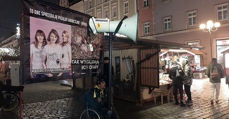 Martwe płody na jarmarku bożonarodzeniowym. Pikieta została usunięta