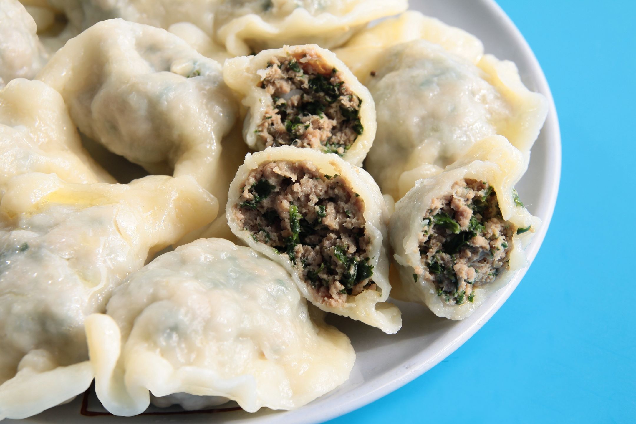 Pierogi z mięsem z rosołu i popularnymi liśćmi to pyszny obiad