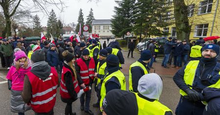Przyjechali specjalnie na spotkanie z Tuskiem. Pełno rolników