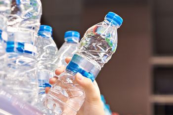 To najlepsza woda z Biedronki. Dietetyk wskazał konkretną markę