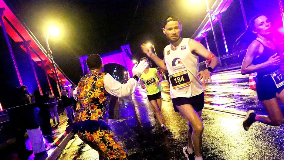 (15-16.06.2024) Blisko 11 tysięcy uczestników z trzydziestu krajów, wystartowało w jubileuszowym, 10. Nocnym Wrocław Półmaratonie.