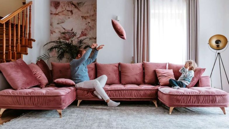 Centralne miejsce domu - różowy narożnik w salonie