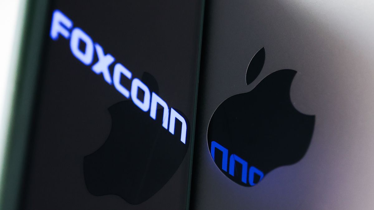 Na zdjęciu logo Foxconn i Apple'a