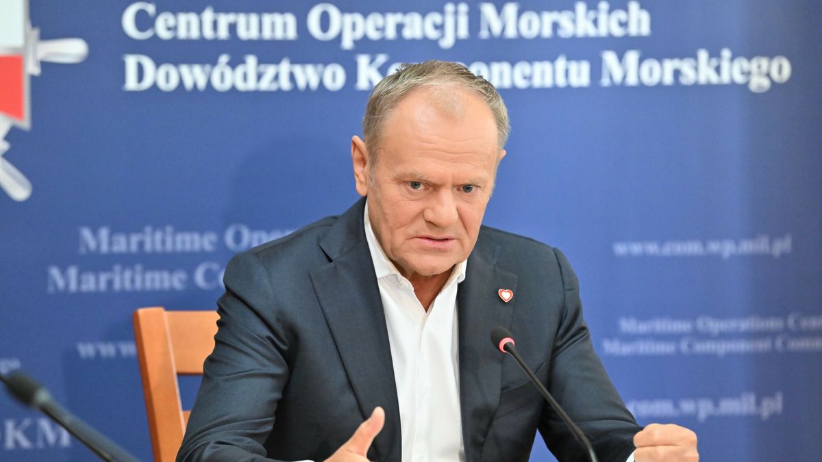 Donald Tusk na odprawie z kierownictwem Marynarki Wojennej w Gdyni
22.05.2025 Gdynia Centrum Operacji Morskich - Dowodztwo Komponentu Morskiego Odprawa premiera Donalda Tuska z kierownictwem Marynarki Wojennej po wczorajszym incydencie ze statkiem rosyjskiej floty cieni wykonujacym podejrzane manewry w poblizu kabla energetycznego lacz?cego Polske i Szwecje
Fot. Wojciech Strozyk/REPORTER
N/z: Donald Tusk
Wojciech Strozyk/REPORTER