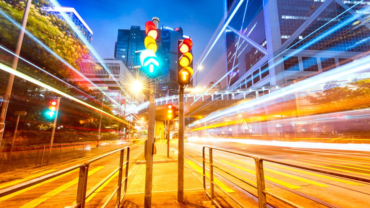 Sygnalizacja świetlna w Polsce ma układ pionowy, a kolejność świateł jest następująca: czerwone, żółte, zielone