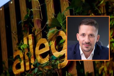 Automat Allegro i Adam Ciesielczyk (fot. Ł. Lipiński)