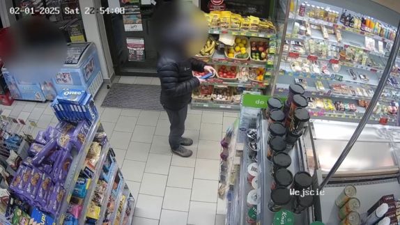 10-latek błąkał się nocą w samej koszulce i skarpetkach – rodzice byli pijani