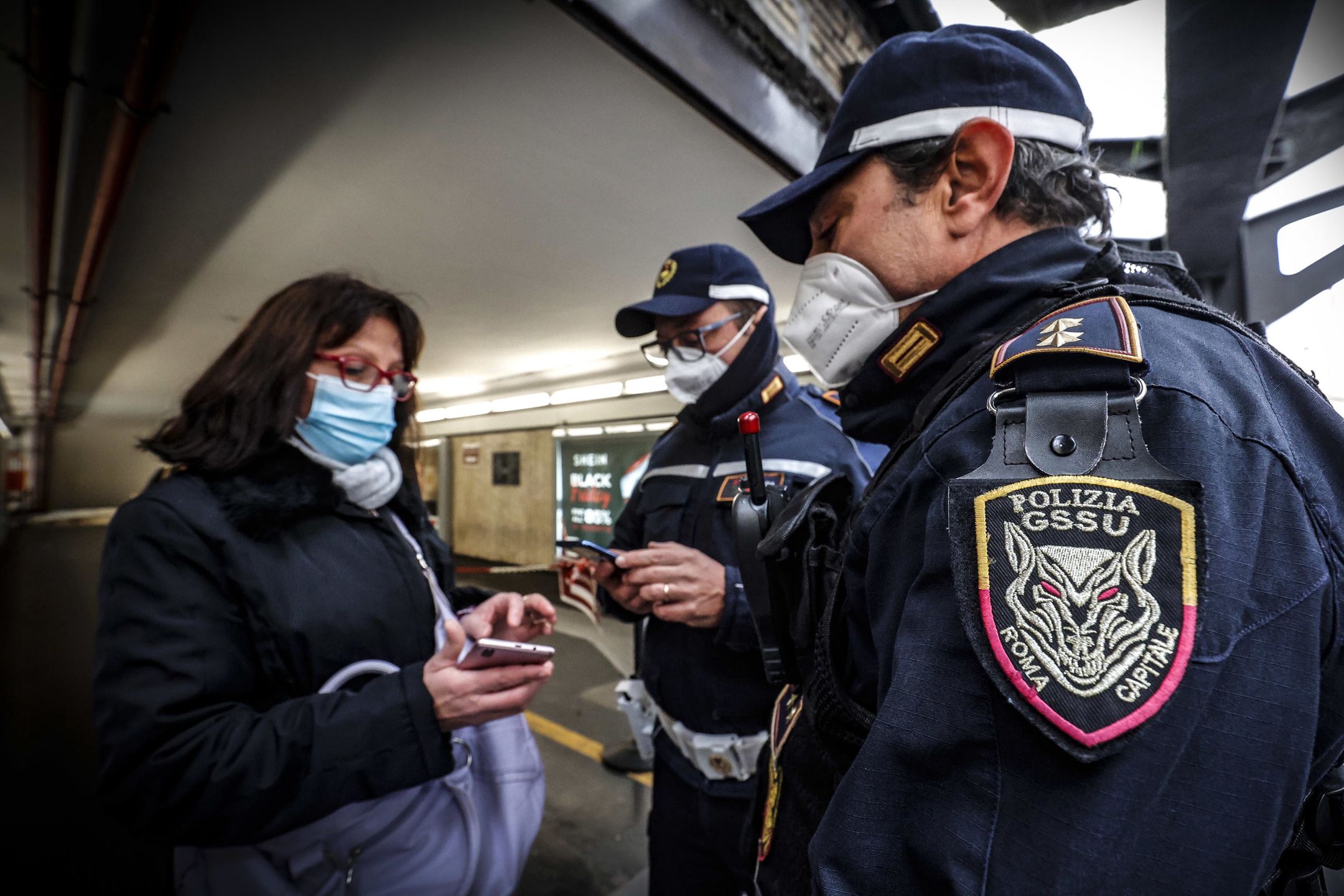 Policja sprawdza certyfikaty szczepień w każdym miejscu publicznym.
