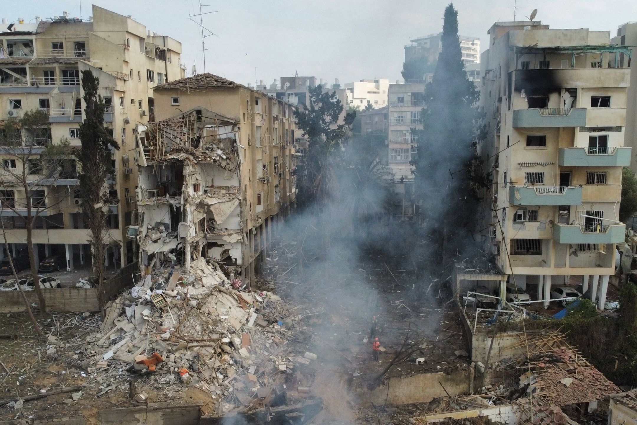Iran launches ballistic missiles at Israel
epa12176689 The site of a damaged residential area after Iranian ballistic missiles hit Rehovot, central Israel, 15 June 2025. Iran launched a barrage of ballistic missiles at Israel overnight in retaliation for Israeli airstrikes on Iranian targets. Magen David Adom (MDA), Israel's national emergency services, reported at least six killed and dozens injured, including two in critical condition.  EPA/ABIR SULTAN 
Dostawca: PAP/EPA.
ABIR SULTAN
Iran-Israel conflict, Israeli, retaliatory strikes