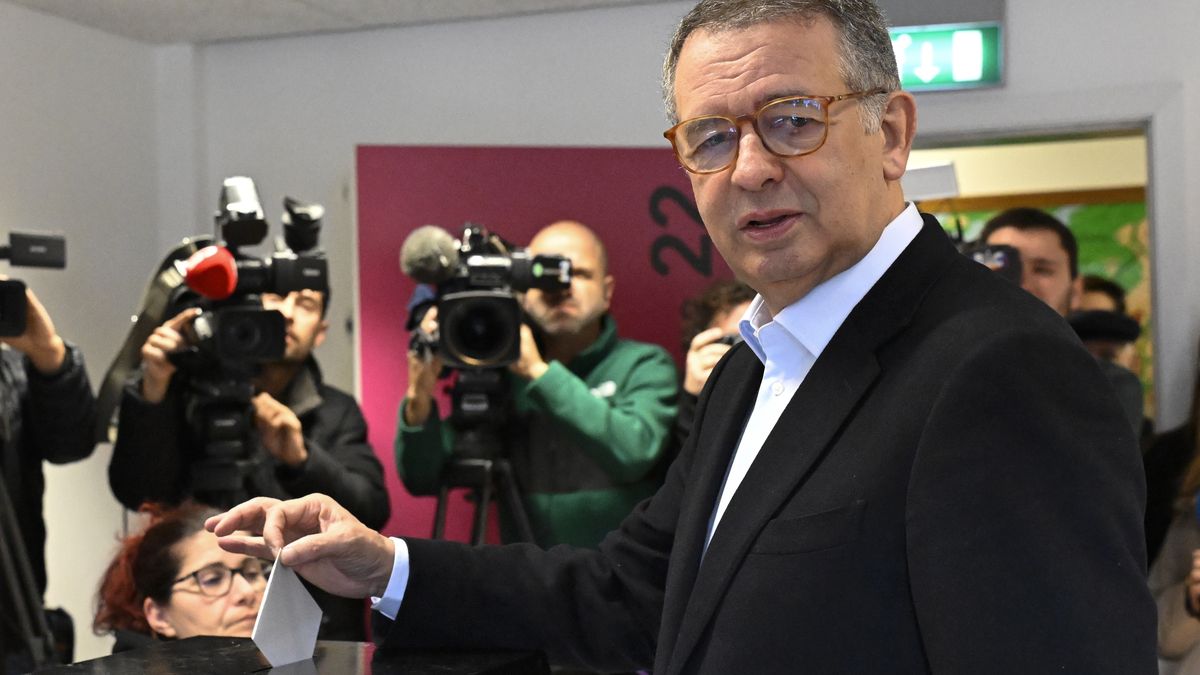 CALDAS DA RAINHA, PORTUGAL - FEBRUARY 08: Local resident and Socialist Party supported presidential candidate António José Seguro casts his ballot at a voting station in Escola Secundária Rafael Bordado Pinheiro on the day of the 2nd round of the presidential election on February 08, 2026 in Caldas da Rainha, Portugal. Polls have Socialist Party supported António José Seguro, who led local votes in Caldas da Rainha with 44.49% in the first round, as the winner, and next Portuguese president, in the second round. The incumbent president, Marcelo Rebelo de Sousa, was not eligible for re-election after having served two terms. (Photo by Horacio Villalobos#Corbis/Getty Images)