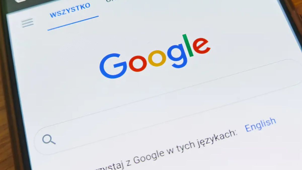 Smartfon i wyszukiwarka Google.